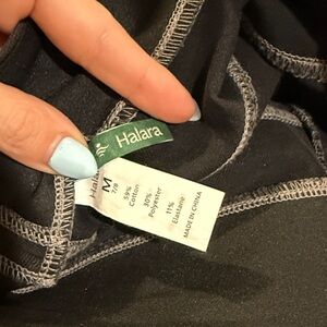 HALARA Black Leggings with Contrast Stitching 7/8 medium